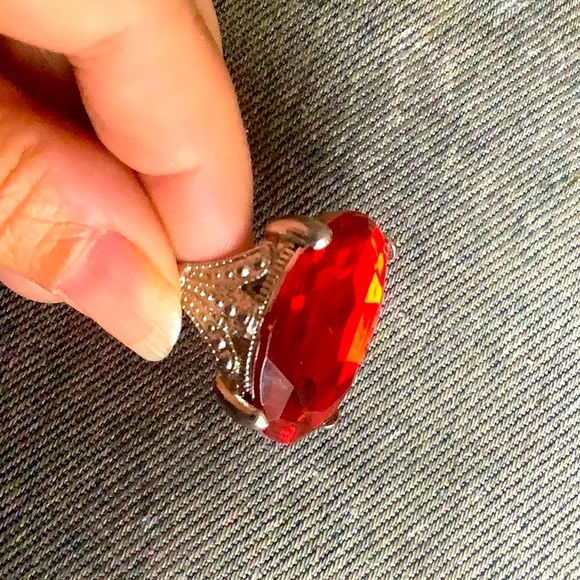 Brilliant red stone signature ring - Picture 2 of 5